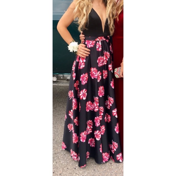 Formal dress - Picture 1 of 3